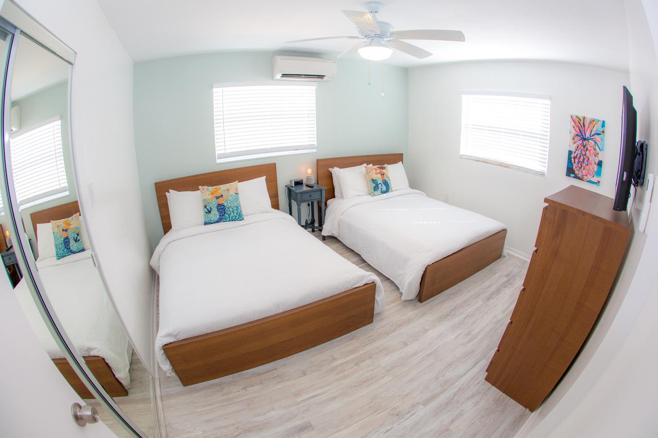 St. Pete Beach Suites エクステリア 写真