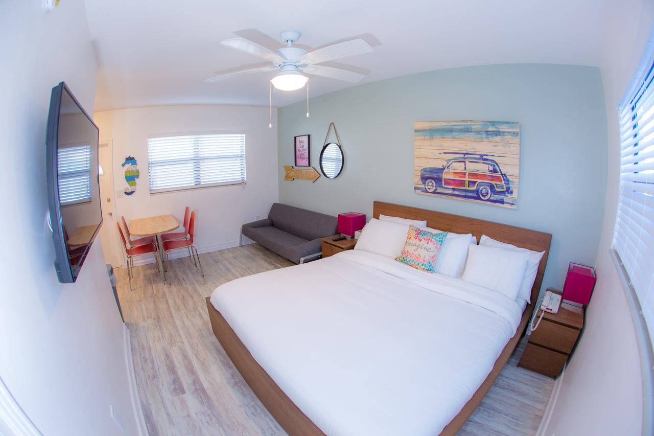 St. Pete Beach Suites エクステリア 写真